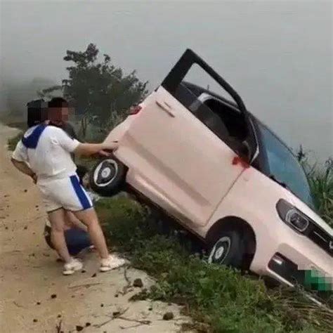 玉林女司机把车开卡到山沟边上 沟里 画面 女子