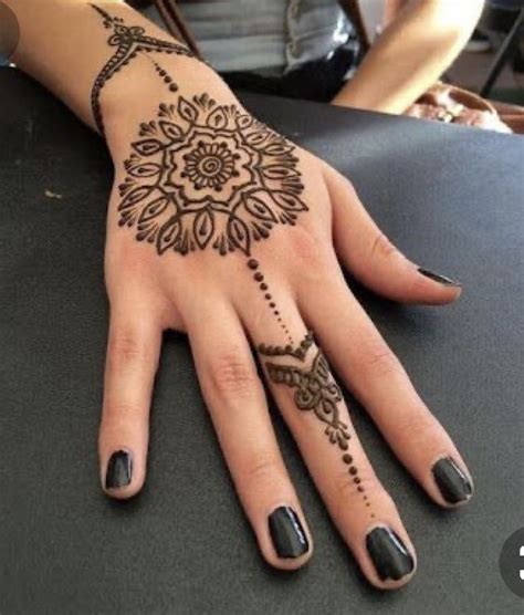 Pin By Aubreyanna On Hennaa Henna Tattoo Designs Simple Henna Tattoo