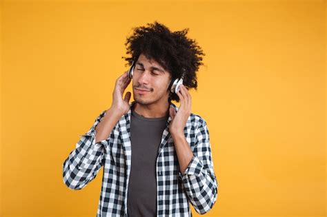 Retrato de um jovem africano feliz Foto Grátis