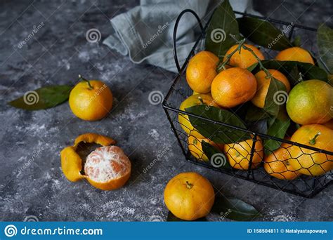 Mandarinas Jugosas Con Hojas En Una Canasta Sobre Un Fondo Oscuro