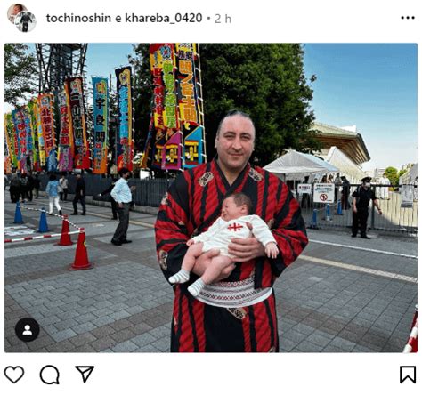 Former ozeki Tochinoshin presenting his new child (born last April) to ...