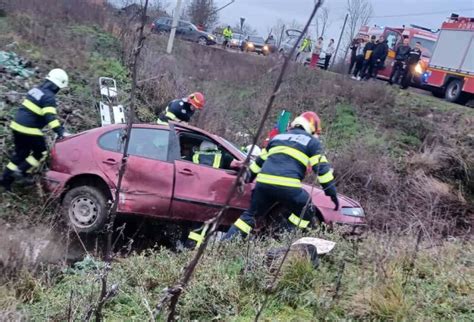 FOTO VIDEO Mașină răsturnată în afara drumului după impactul cu un