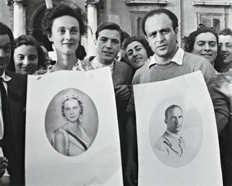 Monarchiste Portant Les Photographies Du Couple Royal Roi Umberto Ii