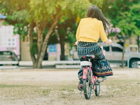 Vista Traseira Da Bicicleta Dos Passeios Do Professor F Mea Para