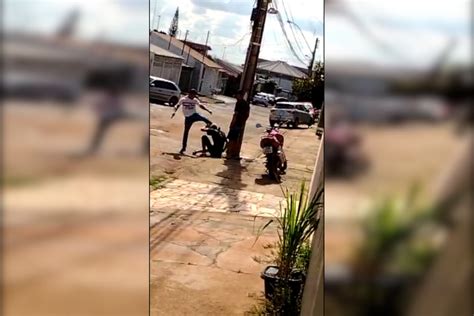 Vídeo PM dá tapas e chutes em vizinho após discussão por som alto