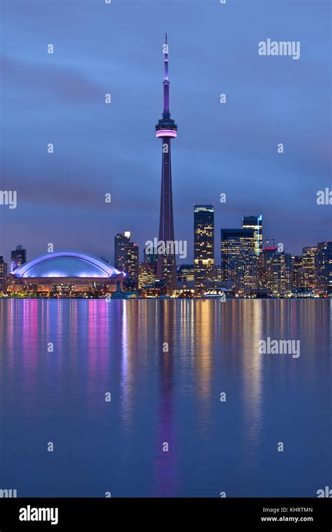 Toronto cn tower night hi-res stock photography and images - Alamy