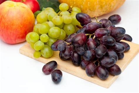 El Manojo De Uvas Verdes Y Negras Da Fruto Sobre Blanco En Fondo Del