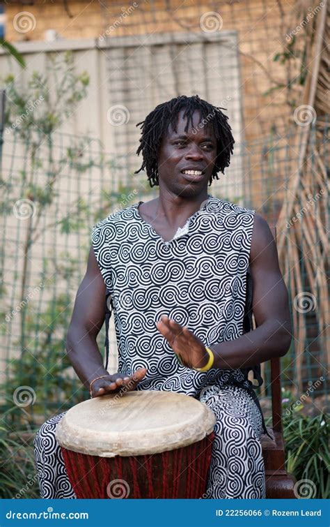 Jugador Africano De Djembe Foto De Archivo Imagen De Tambores 22256066