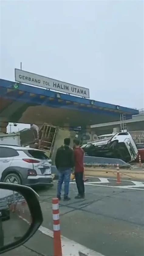 Kendaraan Kecelakaan Beruntun Di Pintu Gt Halim Utama Arah Tol Dalam