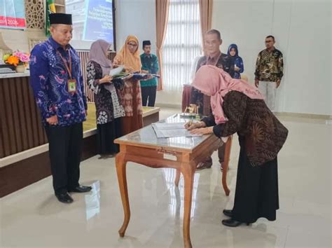 Kepala Mtsn Kulon Progo Tandatangani Perkin Dan Pakta Integritas