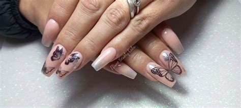 Uñas nude coffin con mariposas Nails Coffin nails Coffin