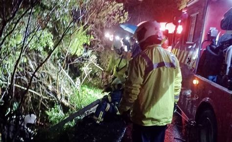 19歲男租車夜衝陽明山追雪 車輛失控墜邊坡3人受困獲救 中天新聞網