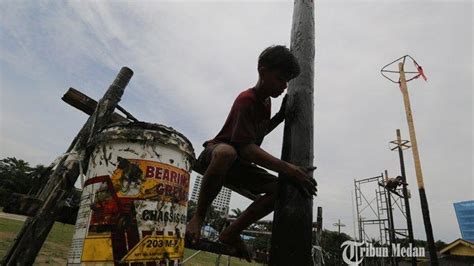 Foto Foto Panjat Pinang Bakal Meriahkan Peringatan Hari Buruh Di