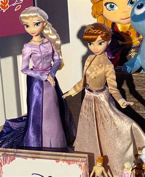 Disney Store Elsa and Anna classic doll in prologue dresses - YouLoveIt.com