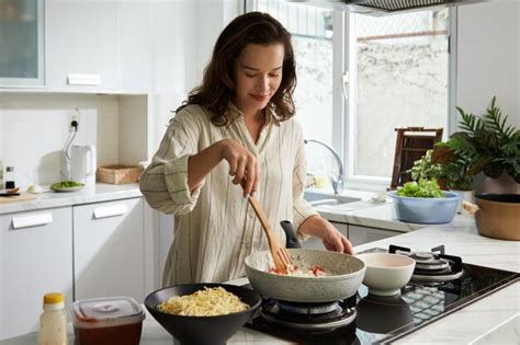 Premium Photo Woman Making Spaghetti Sauce