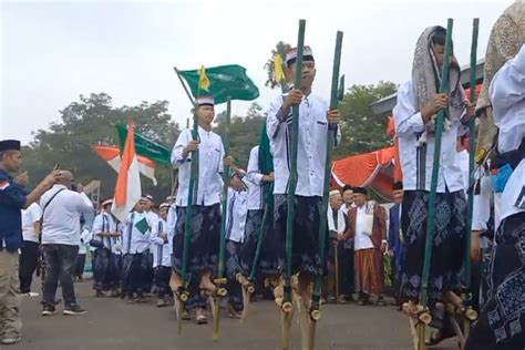 Ribuan Santri Lakukan Kirab Peringati Hsn Di Tasikmalaya Antara