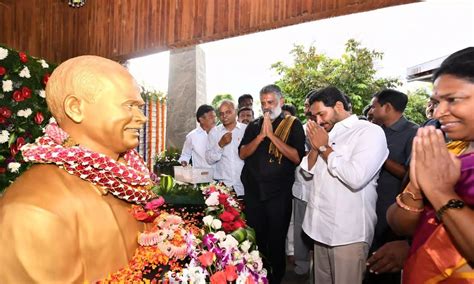 Jagan Pays Tributes To Dr Ysr At Idupulapaya