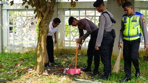 Ciptakan Suasana Khusuk Dan Nyaman Saat Puasa Polisi Bersih Bersih