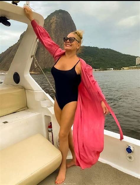 Vera Fischer Arrasa Em Passeio De Barco E Arranca Elogios Famosos Extra