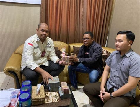 Sinar Pagi Baru Kejari Tabalong Setorkan Uang Pembayaran Denda Dan