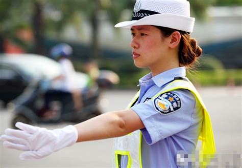 溫柔女警官街頭執法，又甜又颯，網友：這種執法方式必須點讚 每日頭條