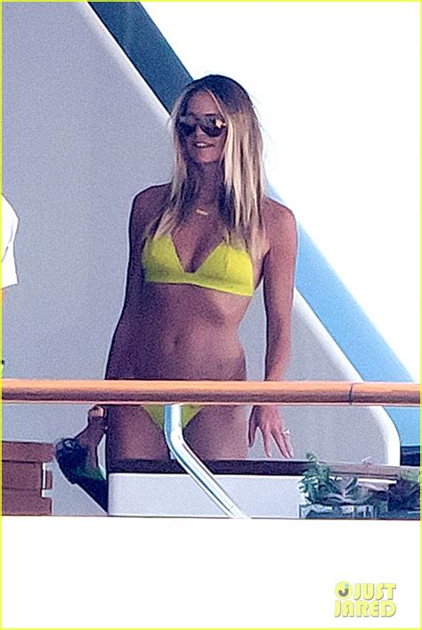 Photo Elle Macpherson Shows Off Amazing Bikini Body At 51 19 Photo