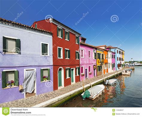 El Paisaje Urbano En La Isla De Burano Con Los Edificios Coloridos