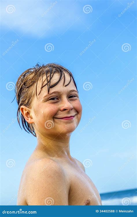 Netter Junge Mit Dem Nassen Haar Am Strand Stockfoto Bild Von Wasser Kinder 34402588