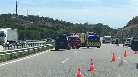 Dos ferits en un accident a l AP 7 a Capmany entre un camió i una moto