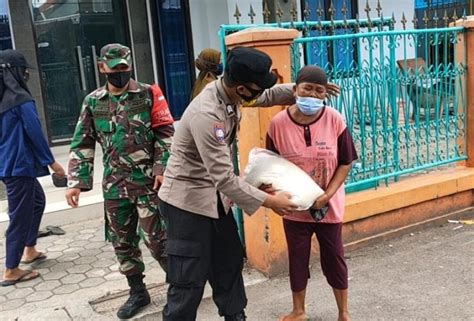 Tni Dan Polri Bagikan Bansos Kepada Warga Kurang Mampu Ditengah Pandemi