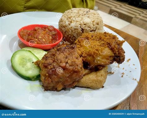 Pollo Frito Con Sambal Comida Tradicional Indonesia Imagen De Archivo