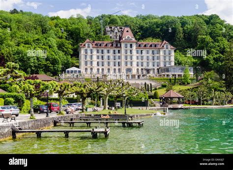 Palace De Menthon Sur La Rive Du Lac Dannecy à Menthon Saint Bernard