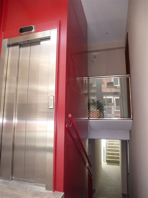 Obras de accesibilidad Instalación de un ascensor en Santa Marta 25 de