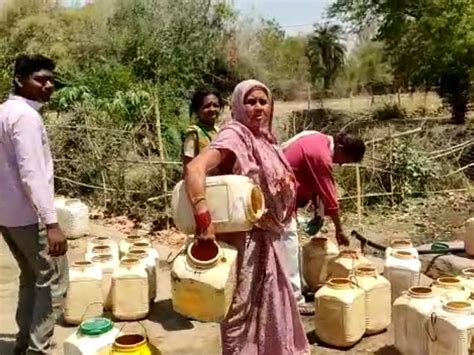 जल संकट से जूझ रहे ग्रामीण कई किलोमीटर दूर से ला रहे हैं पानी गांव के 14 हैंडपंप खराब एक