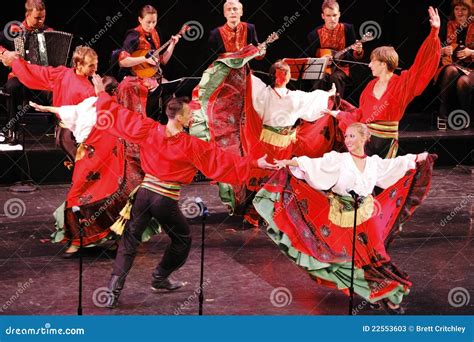 Groupe Russe De Danse Folklorique Photo stock éditorial - Image du rendement, groupe: 22553603