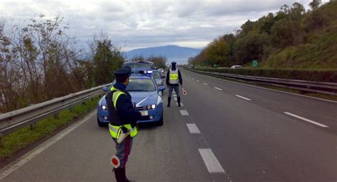 Colto Da Infarto Durante La Guida Salvato Dagli Agenti Della Polizia