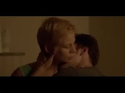 Esposa madura engañando a su hijastro Escena de la película XVIDEOS