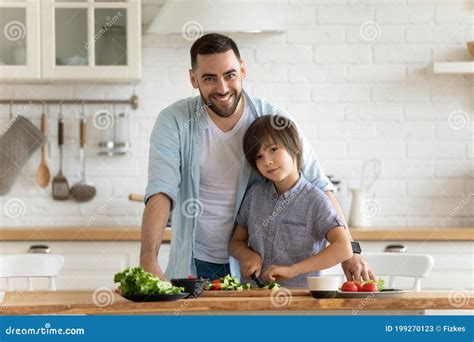 Père De Sourire De Portrait De Famille Et Petit Fils Préparant Le Dîner