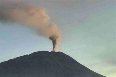 Gunung Ile Lewotolok Meletus 46 Kali Dalam Sehari Status Waspada