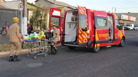 Motociclista tem suspeita de fratura na perna após colisão