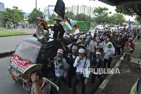 Potret Semangat Peserta Aksi Long March Republika Online