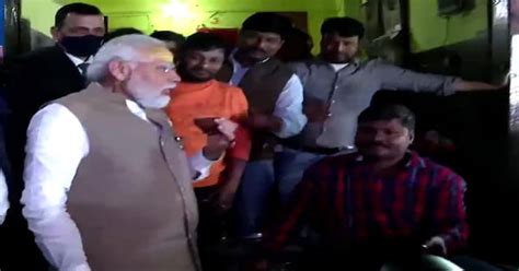 देखें वाराणसी में रोड शो के दौरान पीएम मोदी का चाय की स्टॉल पर टी ब्रेक