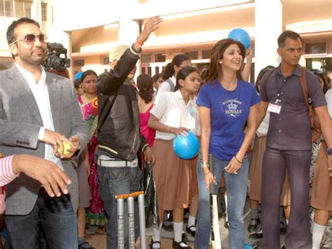 Shilpa Shetty and Raj Kundra play cricket with school children | Photo ...