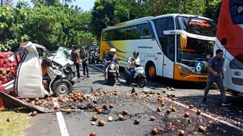 Ngeri Bus Dan Pick Up Adu Jangkrik Di Jalur Tengkorak Bali Pria Ini