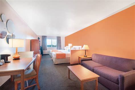 Howard Johnson by Wyndham Oacoma Hotel & Suites | Oacoma, SD Hotels