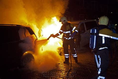 Kerstbomen Tussen Twee Autos In De Brand Gestoken Autos Uitgebrand