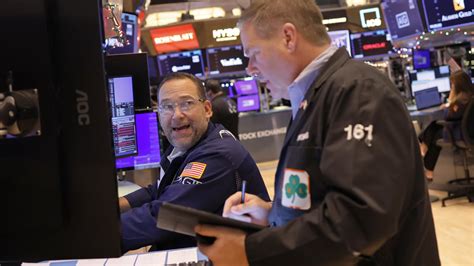 Dow Jumps More Than 200 Points For Ninth Winning Day Sandp 500 Nears Record Live Updates