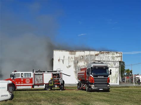 Voraz Incendio En El Galp N De Una Empresa De Encomiendas Ubicada En