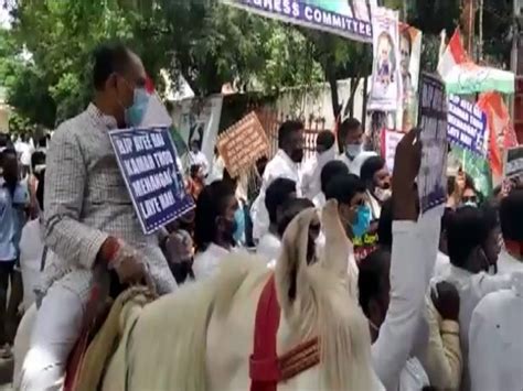 TPCC Leaders Protest Against Central Govt Due To Hike In Fuel Prices