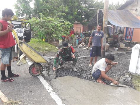 Babinsa Koramil 1508 02 Galela Bantu Warga Pengecoran Jalan Setapak